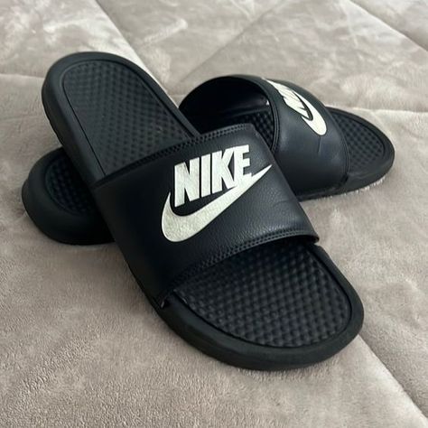 Nike Slippers Outfit, Baddie Slides, Nike Slides Men, Black Nike Slides, Slipper Outfit, Nike Slides Outfit, Nike Slippers, Nike Sandals, Nike Benassi