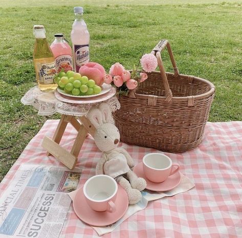 coquette pink aesthetic picnic idea cottage core Yeji Layout, Picnic Core, Grass Picnic, Cottage Core Picnic, Coquette Pink Aesthetic, Forest Field, Picnic Date Food, Food Display Table, Cottagecore Picnic