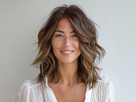 40 Stunning Face-Framing Layers For Ladies With Medium Hair Shoulder Length Wavy Hair, Collarbone Length Hair, Shoulder Length Layered Hair, Trendy We Fryzurach, Wavy Hairstyles Medium, Thick Wavy Hair, Layered Haircuts For Medium Hair, Medium Layered Haircuts, Medium Length Hair With Layers