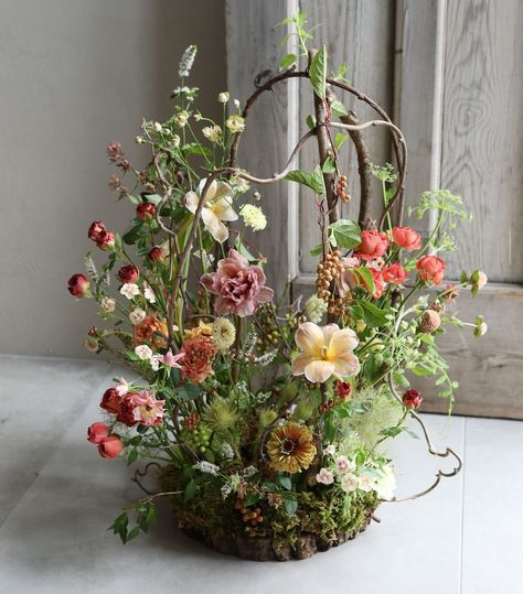 Vegetative Floral Design, Flowers In A Basket, Floristry Design, Sustainable Flowers, Spring Arrangements, Spring Floral Arrangements, Deco Nature, Creative Flower Arrangements, Flower School