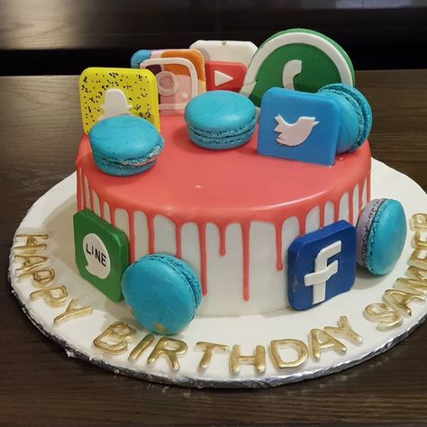 Social Media Cake Ideas, Social Media Theme Cake, Social Media Cake, Emoji Birthday Cake, Youtube Birthday, Decor Tort, Girly Birthday Cakes, Cakes Design, Cars Birthday Cake