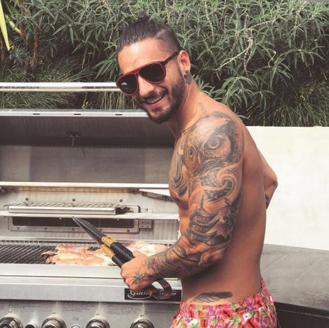 Maluma Haircut, Tattoed Guys, Latin Men, Full Body Tattoo, Beard Tattoo, Sleeves Ideas, Boy Tattoos, Inked Men, Tattoo Sleeve Men