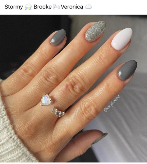 Classy Gel Nails, Gloomy Winter, Solid Color Nails, Fall Gel Nails, Stylish Nails Designs, Glitter Gel Nails, Cute Gel Nails, Christmas Nails Acrylic, Round Nails