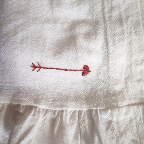 The love arrow 💘 #embroidery #handembroidery #slowstitching #stitching #instaembroidery #broderie #broderiemoderne #bordados #κέντημα #cottonshirt #dmc #embroideryart #illustration #embroideryartistsoninstagram #dmc Visible Mending, Slow Stitching, Embroidery Art, Cotton Shirt, Hand Embroidery, Embroidery