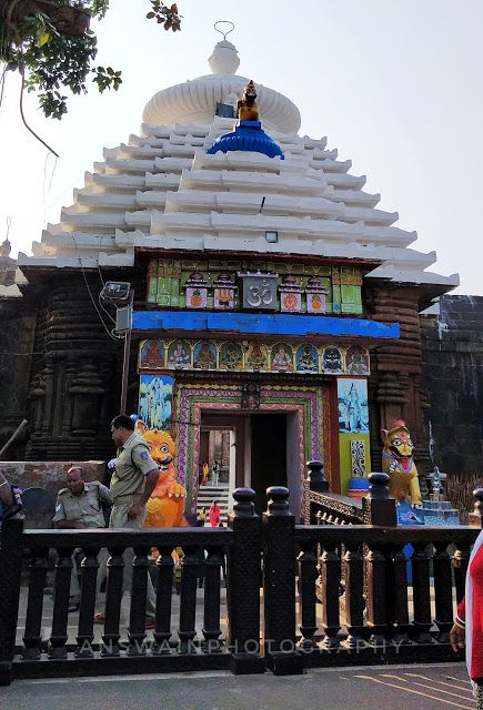 I EXPLORE: Lingaraj Temple, Bhubaneswar Lingaraj Temple Bhubaneswar, Lingaraj Temple, Bullet Bike, Bullet Bike Royal Enfield, Mahadev Quotes, Temple City, Temple Architecture, Bedroom Wall Colors, Hindu Temple