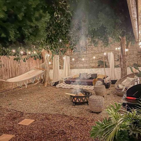 37 Cheap Backyard Makeover Ideas to Give Your Yard a New Look in Just a Weekend Cheap Backyard Makeover, Backyard Makeover Ideas, Cheap Backyard Makeover Ideas, Inexpensive Backyard Ideas, Picturesque Garden, Peaceful Family, Backyard Seating Area, Family Backyard, Gravel Patio