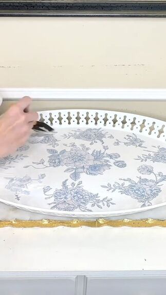 Looking for some decorative DIY tray ideas? Today, I'm excited to share a step-by-step tutorial on how I transformed a large white tray from my local thrift store. Plastic Tray Diy Ideas, Decoupage Tray Ideas, Diy Tray Ideas, Tray Design Ideas, Diy Tray Makeover, Painted Serving Trays, Diy Resin Tray, Blue And White Roses, White Serving Tray