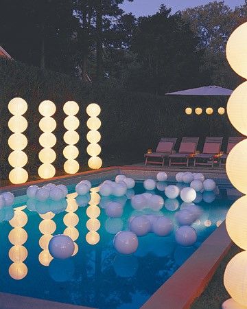 Easy party lighting idea: Stack paper lanterns on a pole wrapped with Christmas lights Backyard Pool Parties, White Weddings Reception, Diy Tumblr, Pool Decor, Bacardi, Backyard Party, Paper Lanterns, Wedding Lights, Pool Party