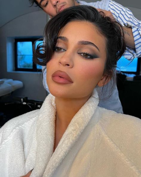 KHLOE Kardashian CURSED at Kylie Jenner for her new glam video from Italy. The 24-year-old and her sister are at Kourtney Kardashian and Travis Barker’s lavish weekend wedding. Kylie, 24, shared a slice of her beauty routine while in Italy. In her May 21st post, she shared photos and a video as she clasped her […] Make Kylie Jenner, Maquillage Kylie Jenner, Siren Eyes, Cruelty Free Makeup Brands, Seductive Eyes, Kylie Makeup, Jenner Makeup, Kylie Jenner Makeup, Glam Makeup Look