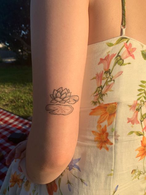 Lilypad Tattoo Water Lilies, Lilypad Tattoo, Pond Tattoo, Lily Pad Tattoo, Klimt Tattoo, Tattoo 2022, Water Tattoo, Poke Tattoo, Minimalist Tattoos