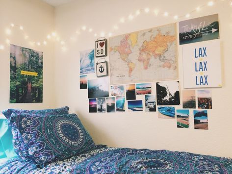 Dorm wall decor can brighten up any dorm room! Here is all of the dorm wall decor looks that you'll want for your college dorm! Travel Themed Bedroom, College Events, Dorm Room Wall Art, Dorm Room Wall Decor, College Room Decor, Dorm Sweet Dorm, Dorm Inspiration, College Bedroom, Dorm Diy