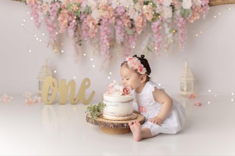 Hanging flowers first birthday photos First Birthday Photo Shoot Ideas Studio, Photo Shoot Ideas Studio, Shoot Ideas Studio, First Birthday Photo Shoot Ideas, Flower 1st Birthday, 1st Birthday Shoot, Floral Cake Smash, 1st Photoshoot, Birthday Photo Shoot Ideas