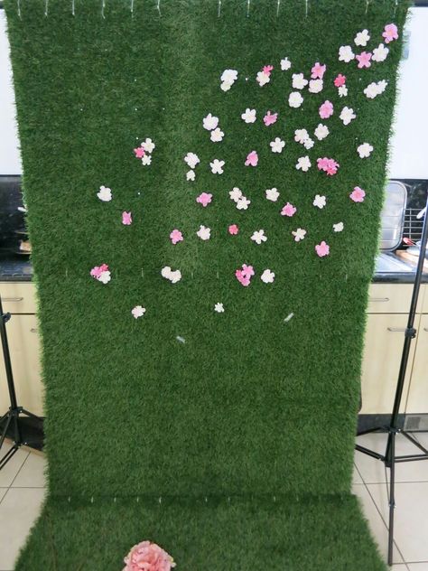 Grass Photo Backdrop, Artificial Grass Backdrop, Photo Backdrop Diy, Dyi Flowers, Artificial Grass Backyard, Grass Photo, Grass Backdrops, Diy Background, Backdrop Diy