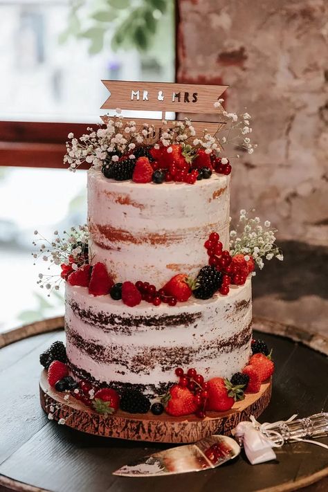 Most Beautiful Cakes, Berry Wedding Cake, Wedding Cake Simple, Semi Naked Wedding Cake, Wedding Cake White, Tårta Design, Homemade Wedding Cake, Cake With Berries