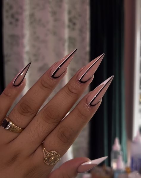 Fall Nails Stiletto Almond, Almond Nails Designs Black Women, Med Length Stilleto Nails, Fall Nail Designs Stiletto, Nails For Photoshoot, Nye Stilleto Nails, Black Nails Acrylic Stilettos, Fall Stilleto Nail Ideas, Witchy Stiletto Nails