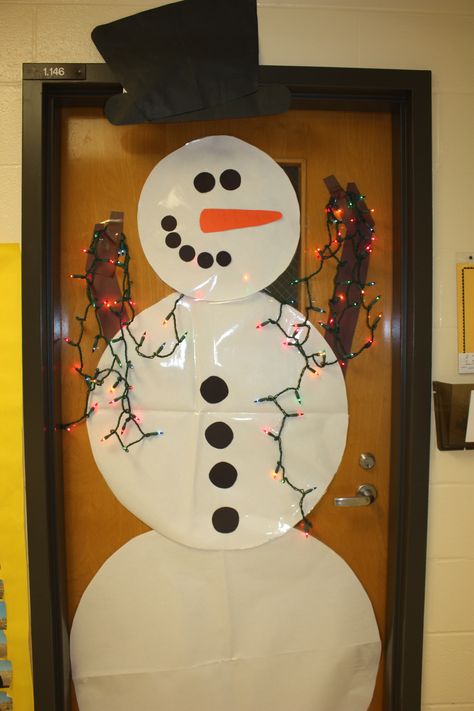 snowman door with lights Math Door Decorations, Christmas Door Decorating, Christmas Door Decorating Contest, Christmas Classroom Door, Winter Door Decorations, School Door Decorations, Christmas Door Decoration, Snow Place, Door Decorating Contest