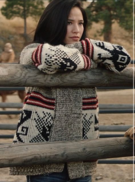 Monica Yellowstone, Yellowstone Outfits, Montana Style, Yellowstone Series, Pendleton Sweater, Show Jackets, Looks Country, Jacob Black, Ranch Style