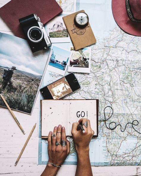 Agent Photoshoot, Travel Flatlay, Travel Photoshoot, Travel Drawing, Travel Wallpaper, Travel Brand, Flat Lay Photography, Photo Organization, Social Media Pages