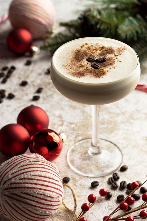 This Baileys Espresso Martini has a rich and creamy taste. This cocktail is the perfect after-dinner drink or for the upcoming holiday season! Baileys Espresso, Baileys Drinks, Baileys Cocktails, Kahlua Recipes, Cocktails Easy, Xmas Drinks, Creamy Cocktails, Raspberry Vodka, Chocolate Martini