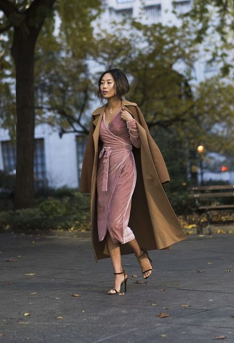 a pink wrap velvet dress with long sleeves and a V-neckline, black heels and a camel coat Wedding Guest Outfit Winter, Winter Party Outfit, Winter Wedding Guest Dress, Mode Rose, Song Of Style, Jenny Packham, Sarah Jessica Parker, Autumn Wedding, Alexa Chung