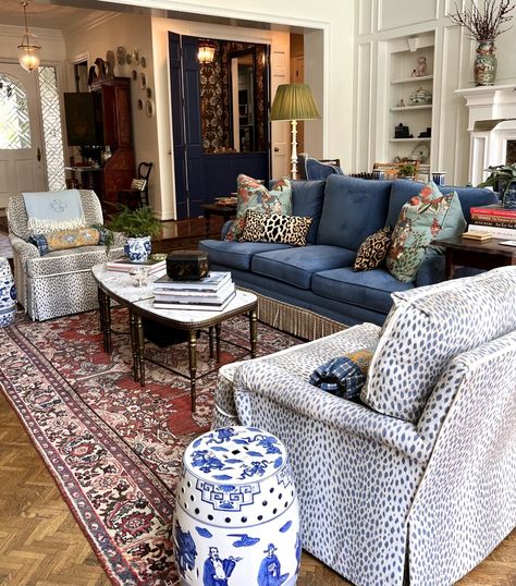 Beyond the Curb with Jena Salmon – The Potted Boxwood Potted Boxwood, British Colonial Decor, Chinoiserie Decorating, Blue White Decor, Sofa Colors, Blue Living Room, Traditional Living Room, Decor Essentials, Pretty Patterns