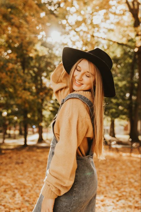 Single Fall Photoshoot, Fall Photoshoot Single, Fall Pictures Single Woman, Thanksgiving Poses, Female Fall Photoshoot Ideas, Fashion Blog Photography, Fall Leaves Pictures, Fall Instagram Pictures Pumpkin Patch, Autumn Photoshoot