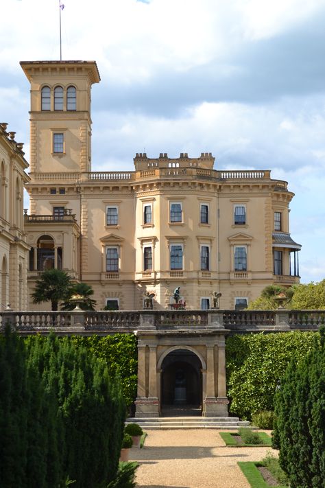 Osborne House on the Isle of Wight | Osborne House is a former royal residence in East Cowes, Isle of Wight, UK. The house was built between 1845 and 1851 for Queen Victoria and Prince Albert as a summer home and rural retreat. Prince Albert designed the house himself in the style of an Italian Renaissance palazzo. Queen Victoria died here. | Photo uploaded by Wendy Downes Carisbrooke Castle, Cowes Isle Of Wight, Queen Victoria And Prince Albert, Osborne House, English Houses, England Countryside, Castle Pictures, Famous Gardens, English Castles