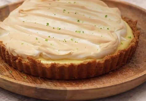 Lemon Meringue Pie Recipe Condensed Milk, Desert Pies, Recipe Condensed Milk, Lemon Meringue Pie Easy, Lemon Meringue Pie Recipe, Lemon Desserts Easy, Lemon Meringue Cake, Lemon Cream Cheese Bars, Lemon Meringue Cheesecake