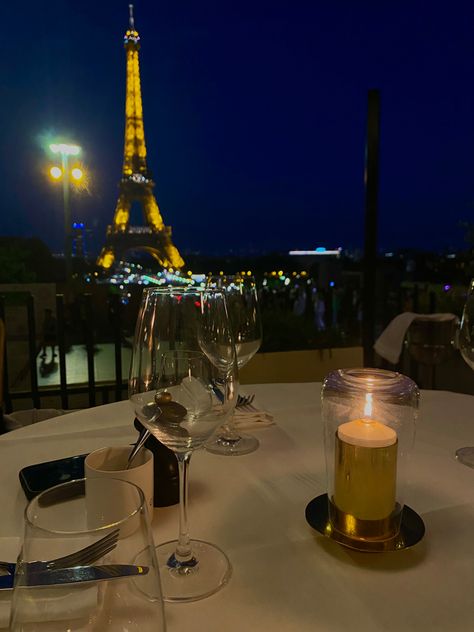 Lux Hotel, Paris Date, Expensive Date, Paris Date Night, France Date Aesthetic, Night In Paris, Luxury Date Night, Paris Romantic Dinner, Dinner In Paris Aesthetic