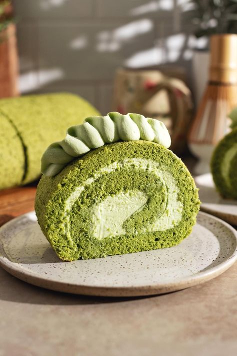 This matcha roll cake is made with a soft and fluffy matcha cake sheet that never rips when rolled and filled with matcha whipped cream for double the matcha green tea flavour. #matcha #swissroll #rollcake | teakandthyme.com Matcha Whipped Cream, Matcha Recipe Baking, Matcha Frosting, Japanese Roll Cake, Matcha Roll Cake, Cake Matcha, Matcha Desserts, Matcha Baking, Green Tea Dessert