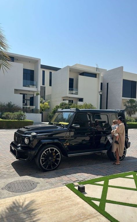 Mercedes Mom Car, G Wagon Girl Aesthetic, Mom Luxury Lifestyle, Mom Cars Luxury, Rich Mom Car Aesthetic, Luxury Mom Cars, Jeep Mom Aesthetic, Luxury Mom Aesthetic, Mercedes Mom Aesthetic