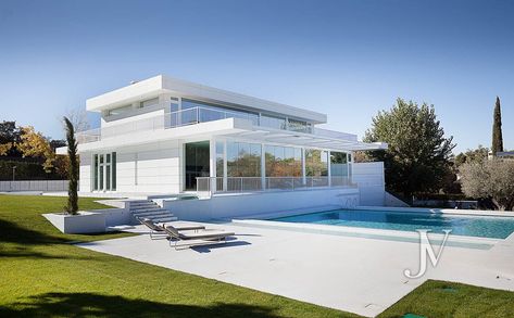 Luxury homes for sale in Madrid, Spain | JamesEdition Modern Gate, Modern Houses, Types Of Houses, Luxury Property, Madrid Spain, Gated Community, Indoor Air, Better Homes And Gardens, Better Homes