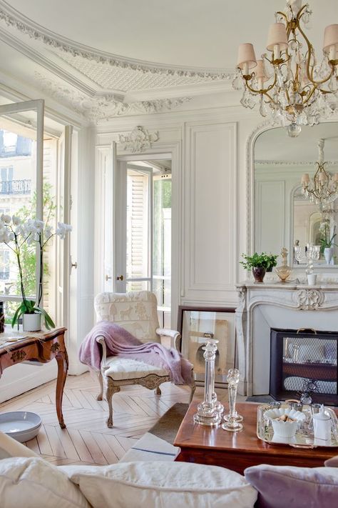 This Elegant Apartment Is What Home Decor Dreams Are Made Of | Modern Interior Design Inspiration. Living Room Set. #homedecor #interiordesign #livingroomideas Parisian Chic Interior Design, Parisian Chic Interior, Interior Design Country, French Style Living Room, Parisian Decor, French Country Living, French Interior Design, French Country Living Room, Chic Interior Design