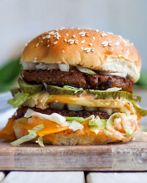 23 vegan burgers that are better than a takeaway - Vegan Food & Living Vegan Big Mac, Beyond Meat Burger, Vegan Burger Recipe, The Best Burger, Plant Based Burgers, Vegan Fast Food, Apples And Cheese, Vegan Burger, Vegan Burgers