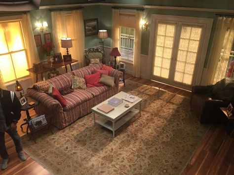 Gilmore Girls Home Decor, Gilmore Girls House Interior, Gilmore Girls Living Room, Eclectic Style Home Decor Ideas, Gilmore Girls Room Decor, Gilmore Girls House, 90s Living Room, Cottagecore Room, Gilmore Girl