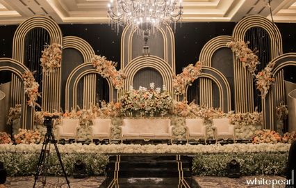 Big Wedding Stage Decorations, Wedding Ballroom Design, Dekorasi Pernikahan Modern Wedding Decorations, Dekorasi Wedding Indoor, Modern Stage Design, Grand Wedding Stage Decorations, Modern Wedding Stage Design, Wedding Backdrop Design Indoor, Wedding Ballroom Decor