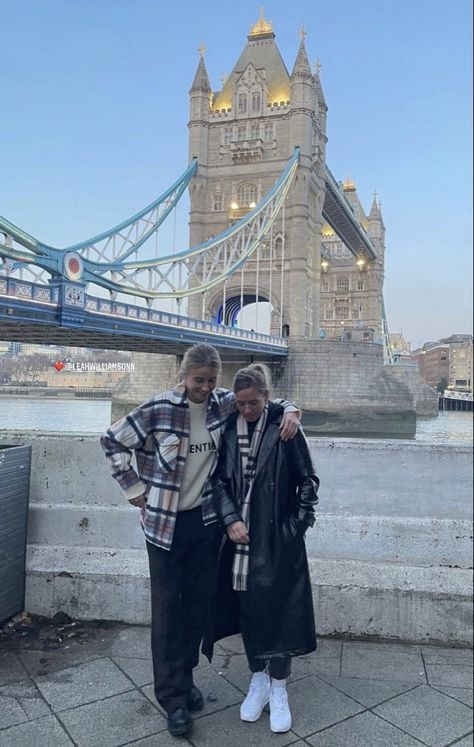 leah williamson & jordan nobbs Leah Williamson And Jordan Nobbs, Vivienne Miedema, Jordan Nobbs, Soccer Girlfriend, Football Things, Soccer Couples, England Ladies Football, England Women, Arsenal Wfc