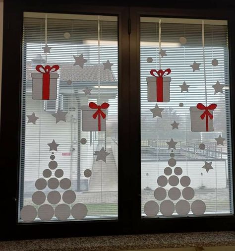 Window Christmas Crafts For Kids, Door Decorating Contest Ideas, Winter Classroom Decorations, Diy Christmas Door Decorations, Contest Ideas, Classroom Christmas Decorations, Diy Christmas Door, Holiday Contest, Christmas Window Painting