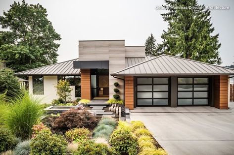 Modern Rambler Contemporary Exterior Homes, Exterior Texture, Texture Ideas, Mid Century Modern Exterior, Mid Century Exterior, Contemporary Exterior, Hip Roof, Casa Exterior, Modern Mansion