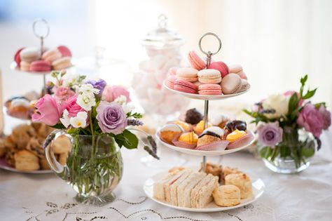 Diy High Tea, Diy Afternoon Tea, Tea Party Decorations Diy, Quiche Sausage, Macarons Vanilla, Lemon Curd Tarts, Tarts Chocolate, Curd Tarts, English High Tea