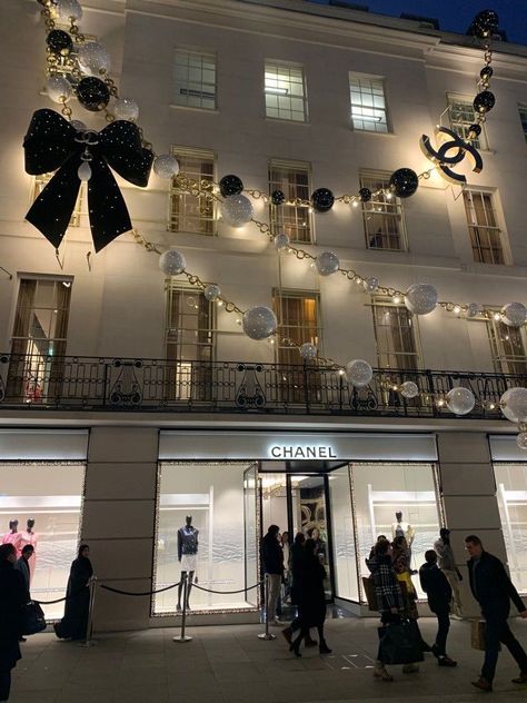 Shops In London, Stile Blair Waldorf, Chanel Aesthetic, Fashion Dream Job, London Kensington, Kensington London, Luxury Aesthetic, Future Lifestyle, Foto Ideas Instagram