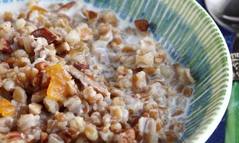 Wheat Berry Cinnamon Porridge – Superfood Breakfast When I wake up in the morning, I’m hungry. Maybe, like my dog, I phantom-chase... Wheat Berries Breakfast, Wheat Berry Recipes, Cinnamon Porridge, Wheat Porridge, Quinoa Recipes Breakfast, Wheat Berry, Einkorn Recipes, Superfood Breakfast, Breakfast Porridge