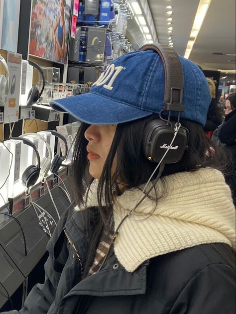 Marshall Major Iv Outfit, Marshall Major Iv Aesthetic, Marshall Major Iv, Headphone Outfit, Marshall Headphones, Marshall Major, Korean Casual Outfits, Korean Casual, Korean Street