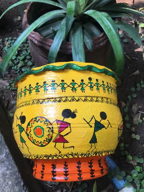 Warli Art On Pots Terracotta, Warli Paintings On Pots, Warli Art On Pots, Terracotta Pot Painting, Teracotta Pots, Painting Pots, Warli Art, Pot Painting, Pot Design