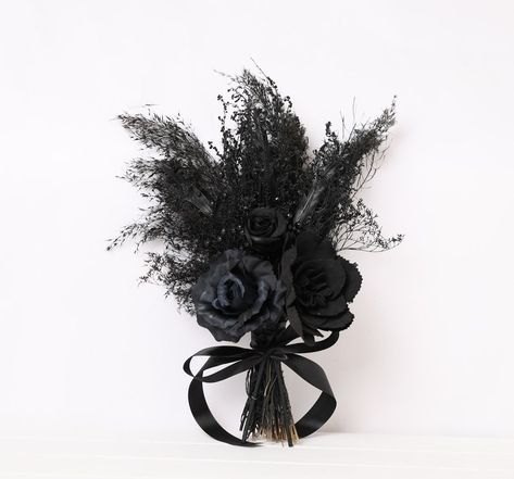 Bridesmade Bouquet, Simple Black Wedding, Black Wedding Bouquet, Gothic Wedding Bouquet, Gothic Bouquet, Black Peonies, Prom Flowers Corsage, Dark Romantic Wedding, Black Lace Wedding