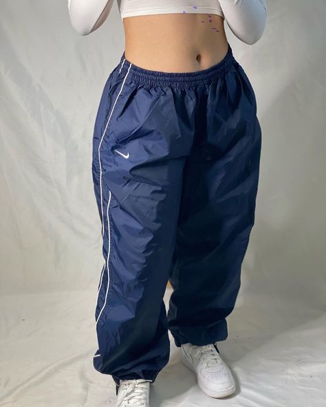 ╯𝚍𝚛𝚒𝚙𝚝𝚊𝚐𝚎🪐 ™ ╭ on Instagram: “SOLD😗 Navy blue NIKE windbreaker pants Size XLarge (It has an adjustable string on the inside to fit smaller!) Flaw: it has a faded spot…” Navy Blue Track Pants Outfit, Windbreaker Pants Outfit, Nike Track Pants Outfits, Nike Parachute Pants, Nike Windbreaker Pants, Parachute Pants Outfit, Fye Outfits, Nylon Outerwear, Swishy Pants