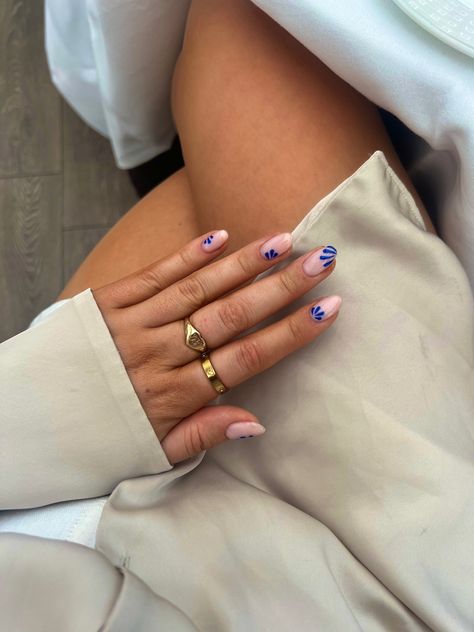 Natural nail builder gel manicure with blue minimalist nail art. Trending nails of summer 2023. BIAB journey. Almond nails. Nail Art Trending, Nail Builder Gel, Summer Nail Design Ideas, Short Summer Nails, Minimalist Nail, Blue Minimalist, Trending Nails, Minimalist Nail Art, Edgy Nails