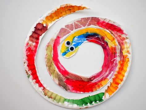 Paper Plate Weaving, Plate Weaving, Easy Art Projects For Kids, Reptile Crafts, Stripey Socks, Aboriginal Art For Kids, Paper Plate Art, Snake Crafts, Monkey Crafts