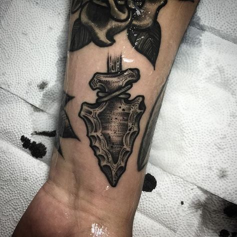 stone arrowhead tattoo designs Indian Arrow Tattoo, Arrow Head Tattoos, Arrowhead Tattoo, Cowboy Tattoos, Arrow Tattoo Design, Native American Tattoo, Native American Tattoos, Native Tattoos, Western Tattoos