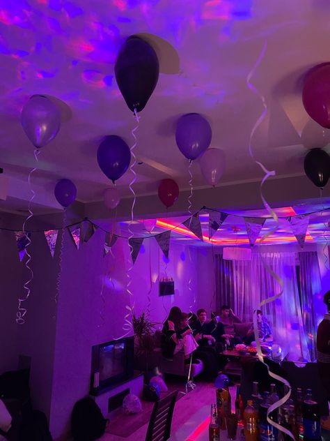 Bd Ideas Birthday Parties, Night Bday Party Decoration, House Party Inspo Decoration, Nightclub Themed Birthday Party, House Party Birthday Decoration, Euphoria Sleepover, Euphoria Party Snacks, Chill Bday Party Ideas, Euphoria Aesthetic Party Decor